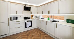 Kjøleskap, mikrobølgeovn, ovn og kokeplater