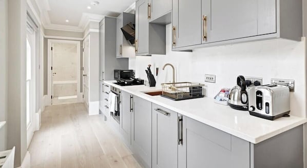 Kjøleskap, mikrobølgeovn, ovn og kokeplater