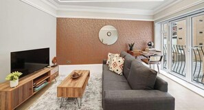 TV, offices - Central Reading 1BR, Super King Bed | Near Station (Berkshire)