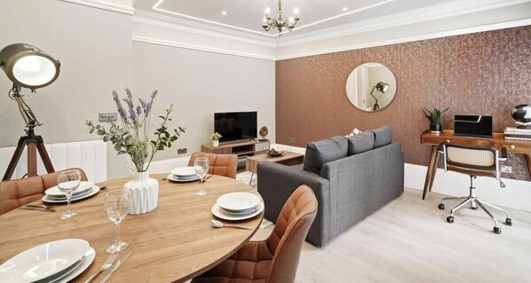 Dining - Central Reading 1BR, Super King Bed | Near Station (Berkshire)