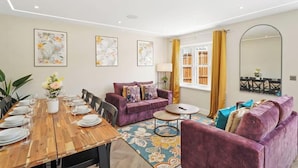 Interior - Huge House, Contractors & Families, Free Parking (Hampshire)