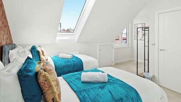 4 bedrooms, iron/ironing board, WiFi, bed sheets - Huge House, Contractors & Families, Free Parking (Hampshire)