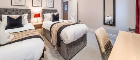 2 habitaciones, escritorio, tabla de planchar con plancha y wifi