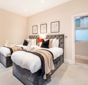 2 bedrooms, desk, iron/ironing board, WiFi - Cozy Stay for Contractors/Families, Netflix, WiFi (Farnborough)