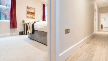 2 bedrooms, desk, iron/ironing board, WiFi