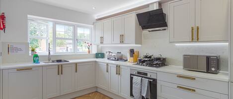 Réfrigérateur, four à micro-ondes, un four, surface de cuisson