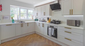 Fridge, microwave, oven, stovetop - Huge House, Contractors/Families, 2X Free Parking (Hampshire)