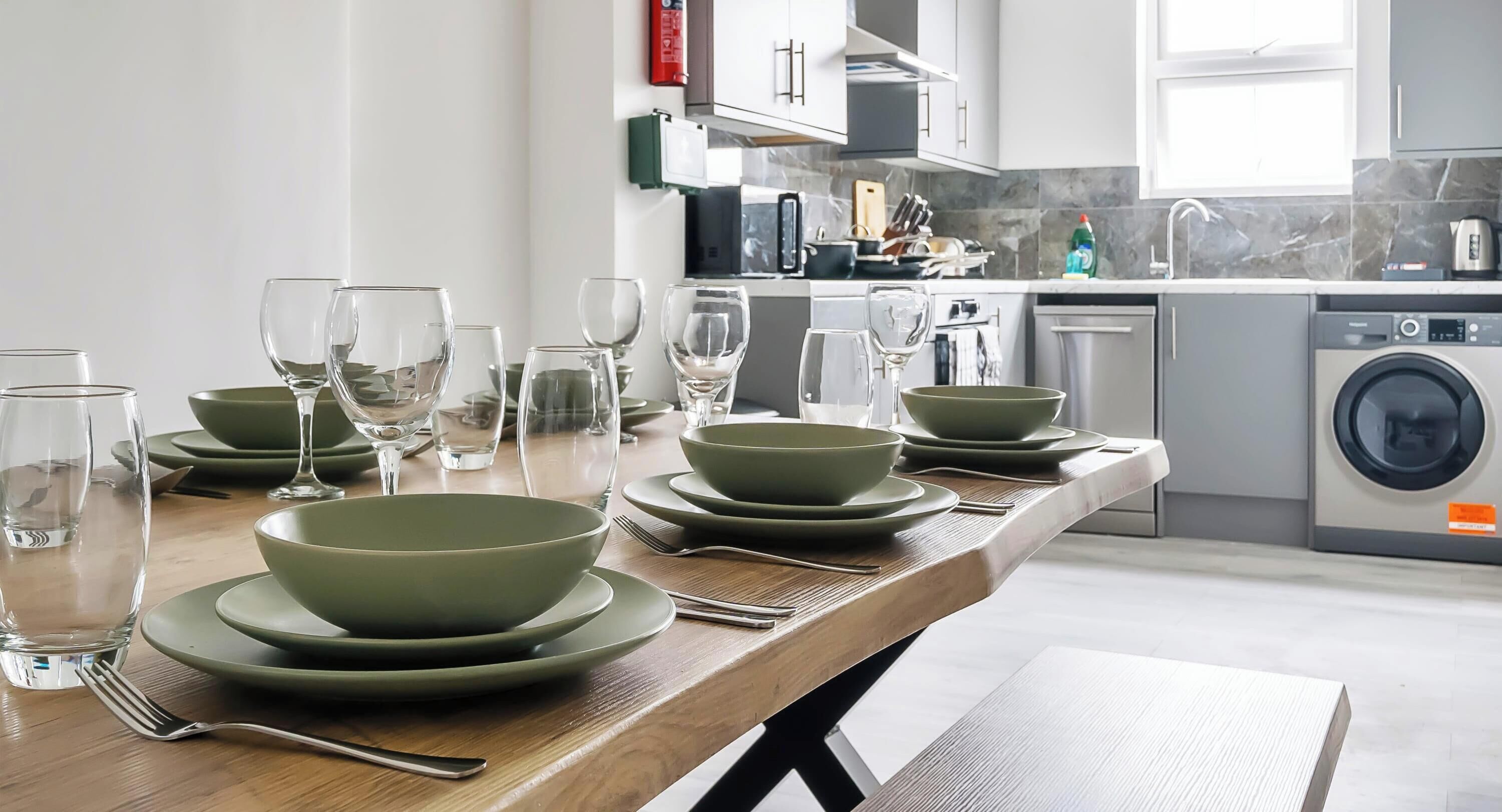 Jääkaappi, mikroaaltouuni, uuni, liesi