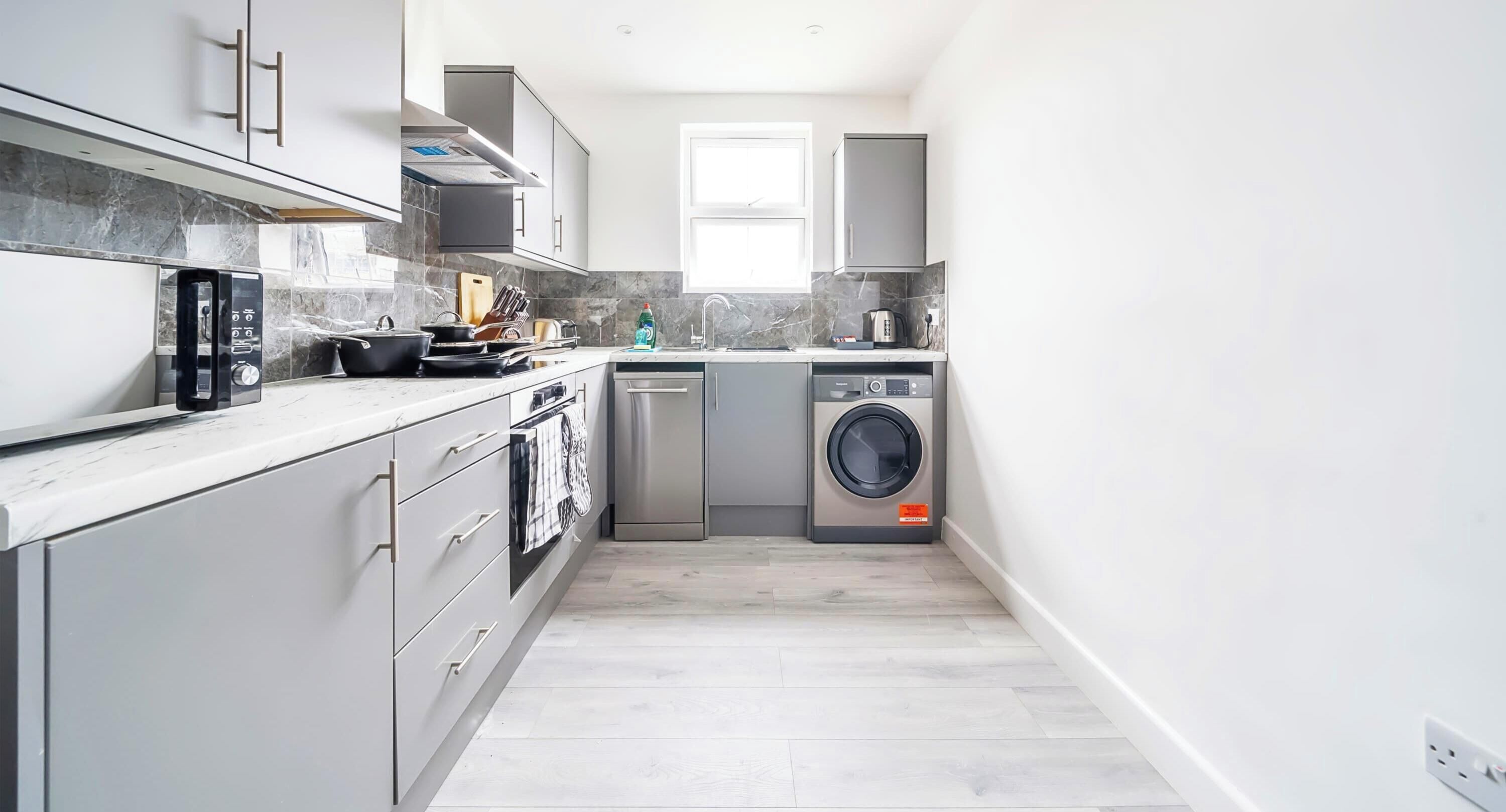 Jääkaappi, mikroaaltouuni, uuni, liesi