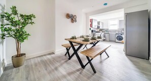 Dining - Central Apartment | Contractors & Families | WiFi (Aldershot)