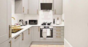 Kjøleskap, mikrobølgeovn, ovn og kokeplater