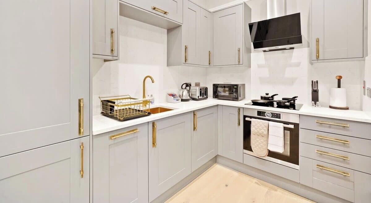 雪櫃、微波爐、焗爐、爐具