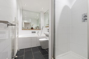 Haartrockner, Handtücher, Seife, Toilettenpapier