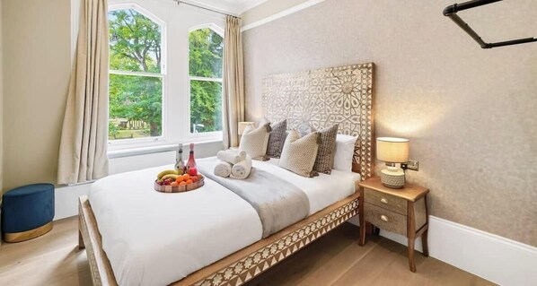 2 bedrooms, desk, iron/ironing board, WiFi - Contractor & Family Friendly | Central Apartment (Berkshire)