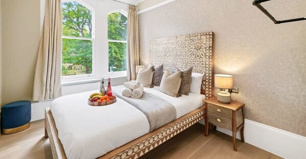 2 soverom, skrivebord, strykejern/-brett og wi-fi