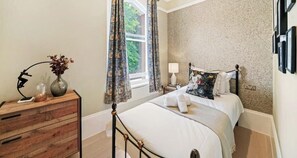 2 bedrooms, desk, iron/ironing board, WiFi