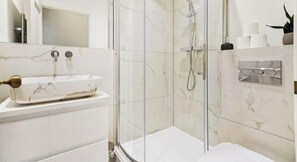 Shower, hair dryer, towels - Contractor & Family Friendly | Central Apartment (Berkshire)