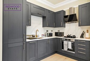 Fridge, microwave, oven, stovetop - Contractor & Family Friendly | Central Apartment (Berkshire)