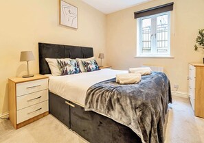 1 bedroom, iron/ironing board, WiFi, bed sheets - Town Centre APT + Netflix + FREE Wi-Fi &Near Shops (Hampshire)