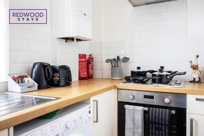 Kjøleskap, mikrobølgeovn, ovn og kokeplater