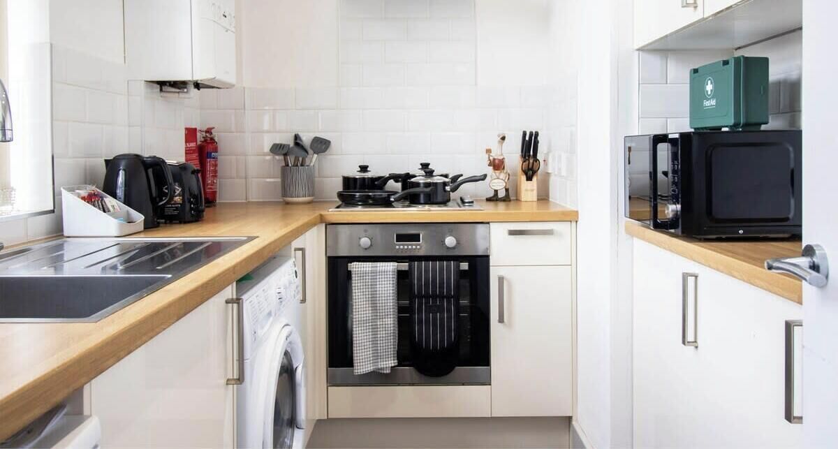 Een koelkast, een microgolfoven, een oven, een kookplaat