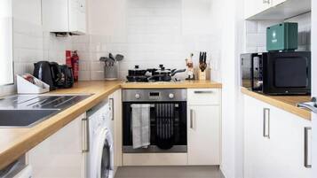 Een koelkast, een microgolfoven, een oven, een kookplaat