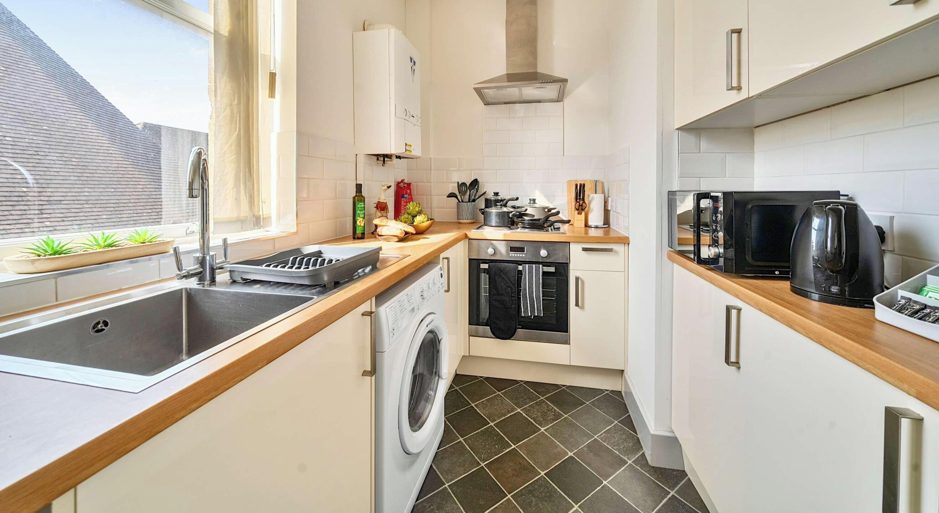 冷蔵庫、電子レンジ、オーブン、コンロ