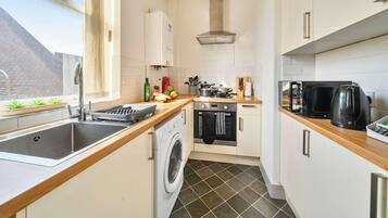 冷蔵庫、電子レンジ、オーブン、コンロ