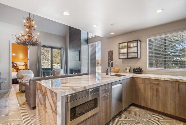 Refrigerador, microondas, horno, placa de cocina