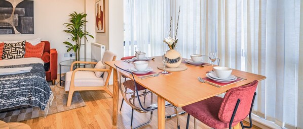 2 soverom, skrivebord, strykejern/-brett og wi-fi