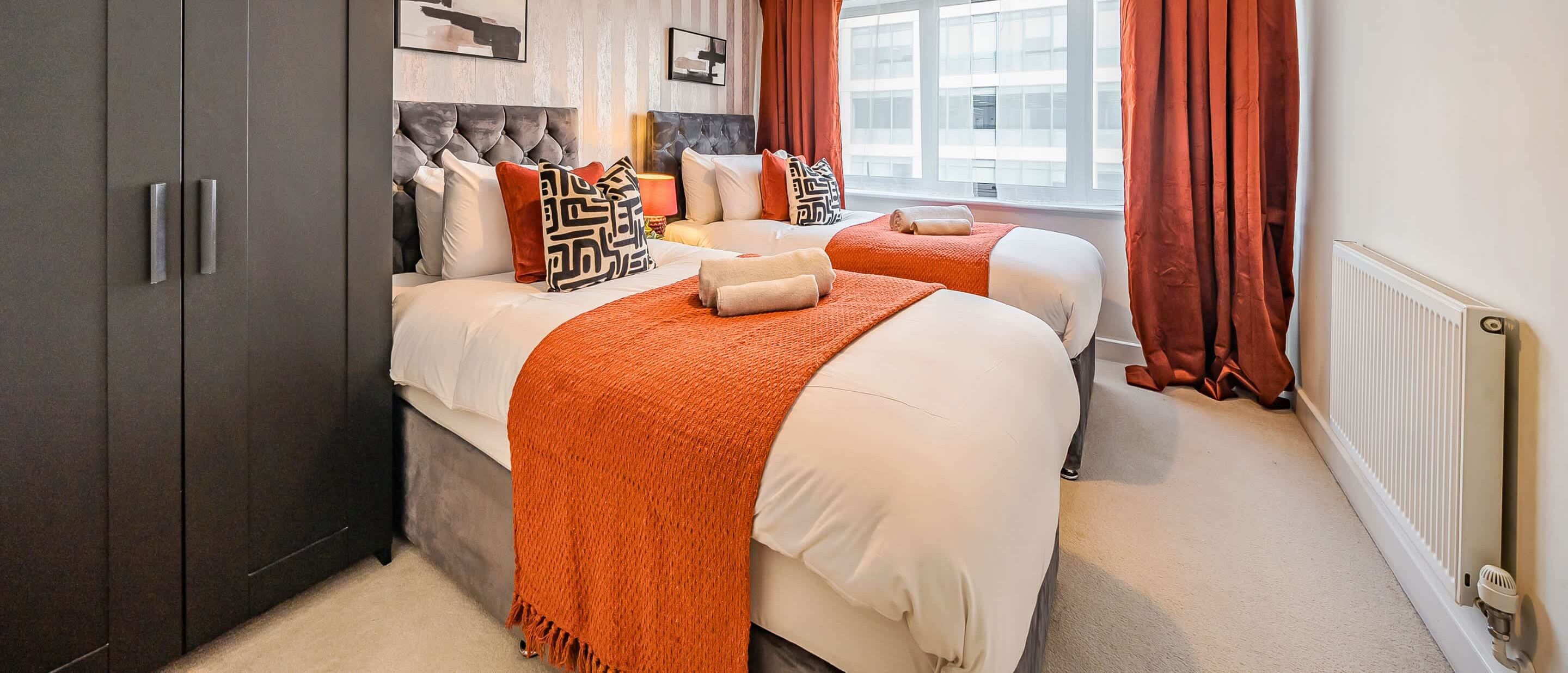 2 bedrooms, desk, iron/ironing board, WiFi