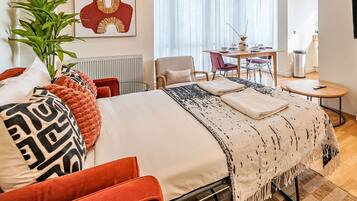 2 bedrooms, desk, iron/ironing board, WiFi