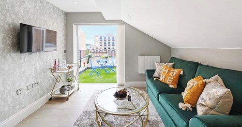Modern Central Apartment | Balcony Access, WiFi