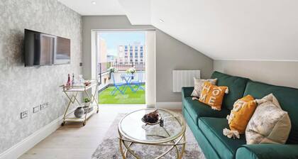 Modern Central Apartment | Balcony Access, WiFi