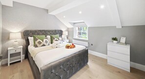 2 bedrooms, iron/ironing board, WiFi, bed sheets - Modern Town Center Apartment |Balcony Access, WiFi (Berkshire)