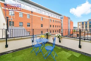 Outdoor dining - Modern Town Center Apartment |Balcony Access, WiFi (Berkshire)