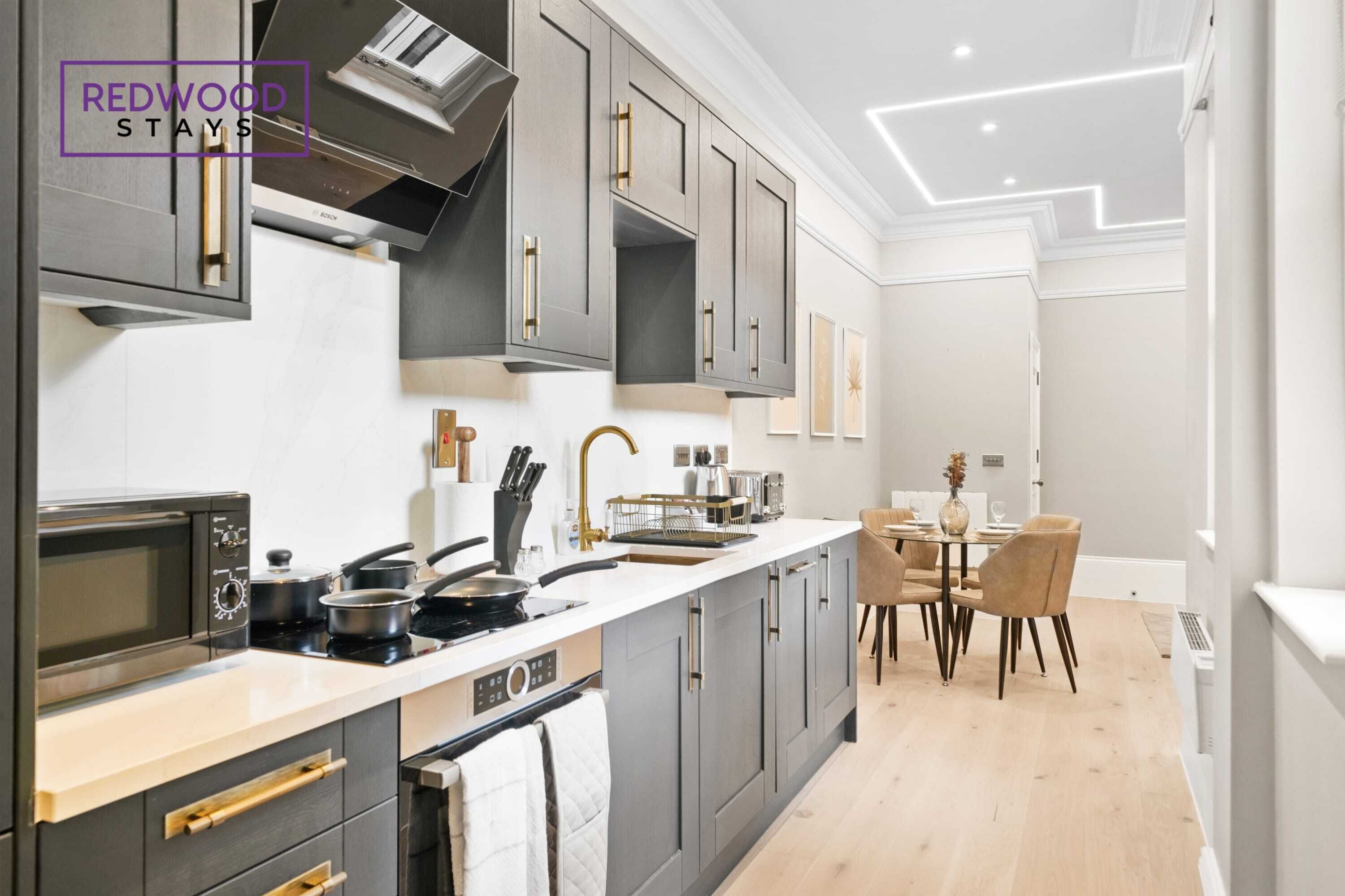 Frigorífic, microones, forn i placa de cuina 