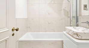 Ducha, secador de pelo y toallas