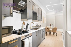 Fridge, microwave, oven, stovetop - Modern 1BR Central Reading Apartment | Smart TV (Berkshire)