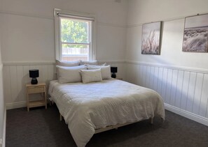 3 bedrooms, desk, free WiFi, bed sheets - Casey Cottage (Tatura)
