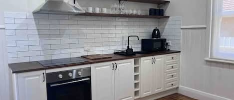 Frigorífic, microones, forn i placa de cuina