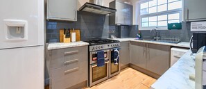 Kylskåp, mikrovågsugn, ugn och spishäll