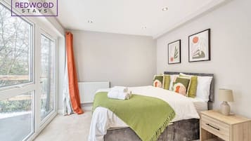 5 bedrooms, iron/ironing board, WiFi, bed sheets