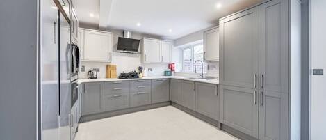 Een koelkast, een microgolfoven, een oven, een kookplaat