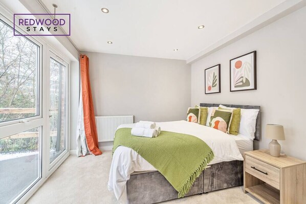 5 bedrooms, iron/ironing board, WiFi, bed sheets