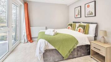 5 bedrooms, iron/ironing board, WiFi, bed sheets