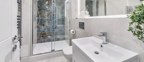 Dusche, Haartrockner, Handtücher, Shampoo