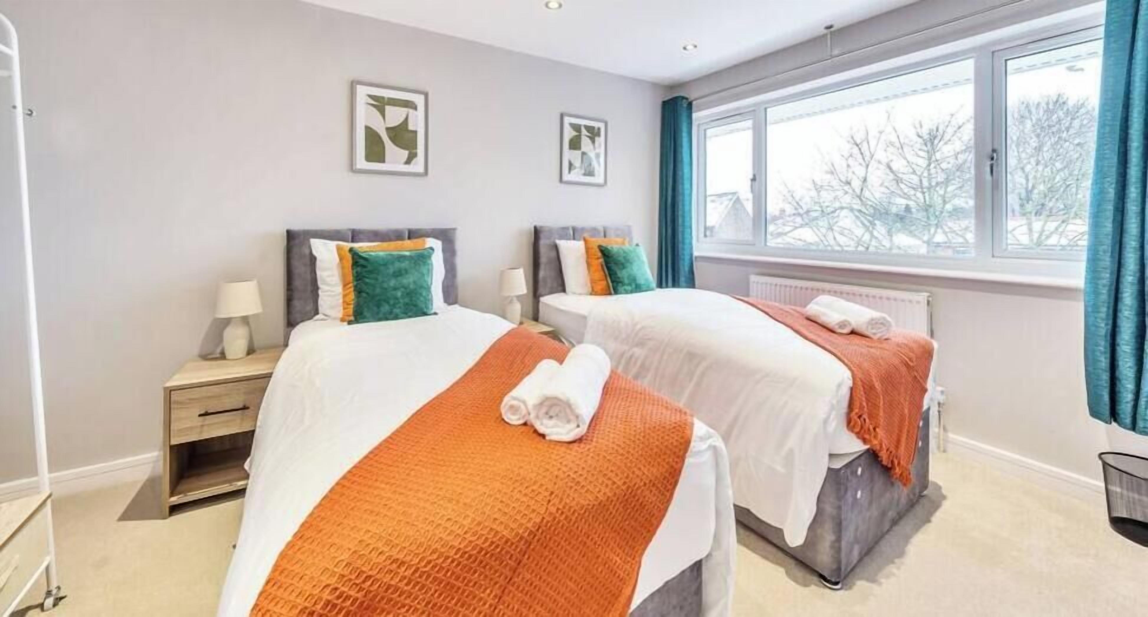 5 bedrooms, iron/ironing board, WiFi, bed sheets