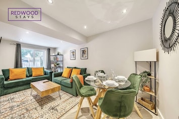 SPACIOUS LIVING AND DINING AREA