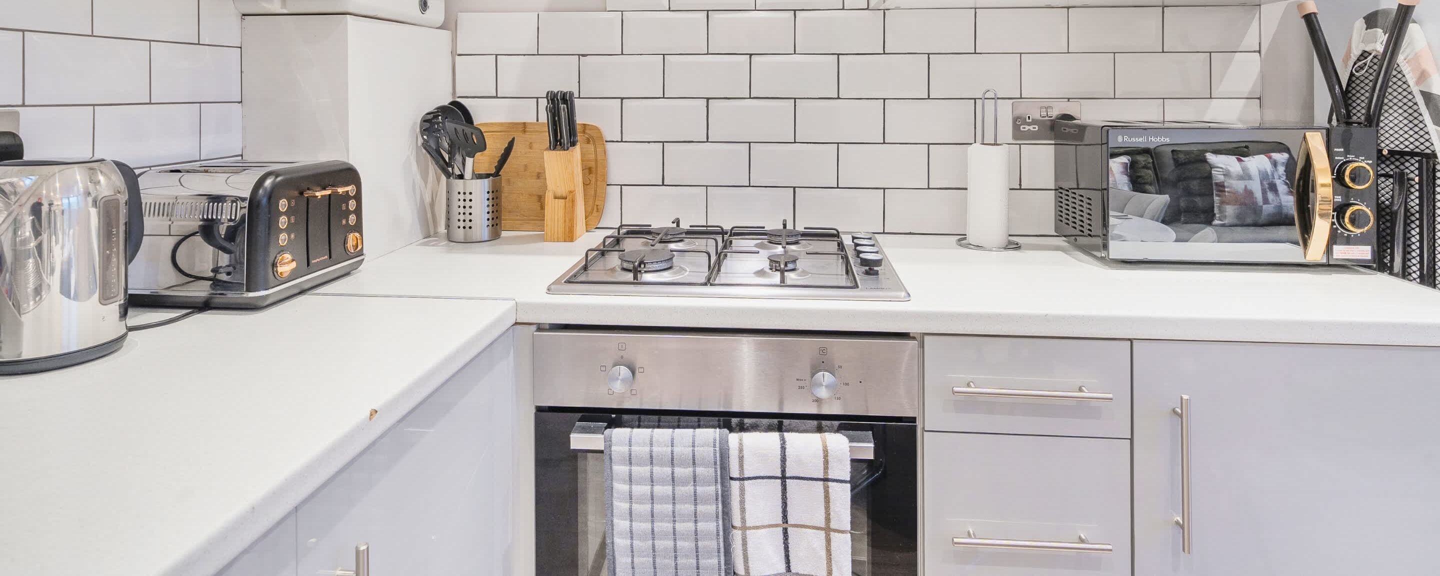 Een koelkast, een microgolfoven, een oven, een kookplaat